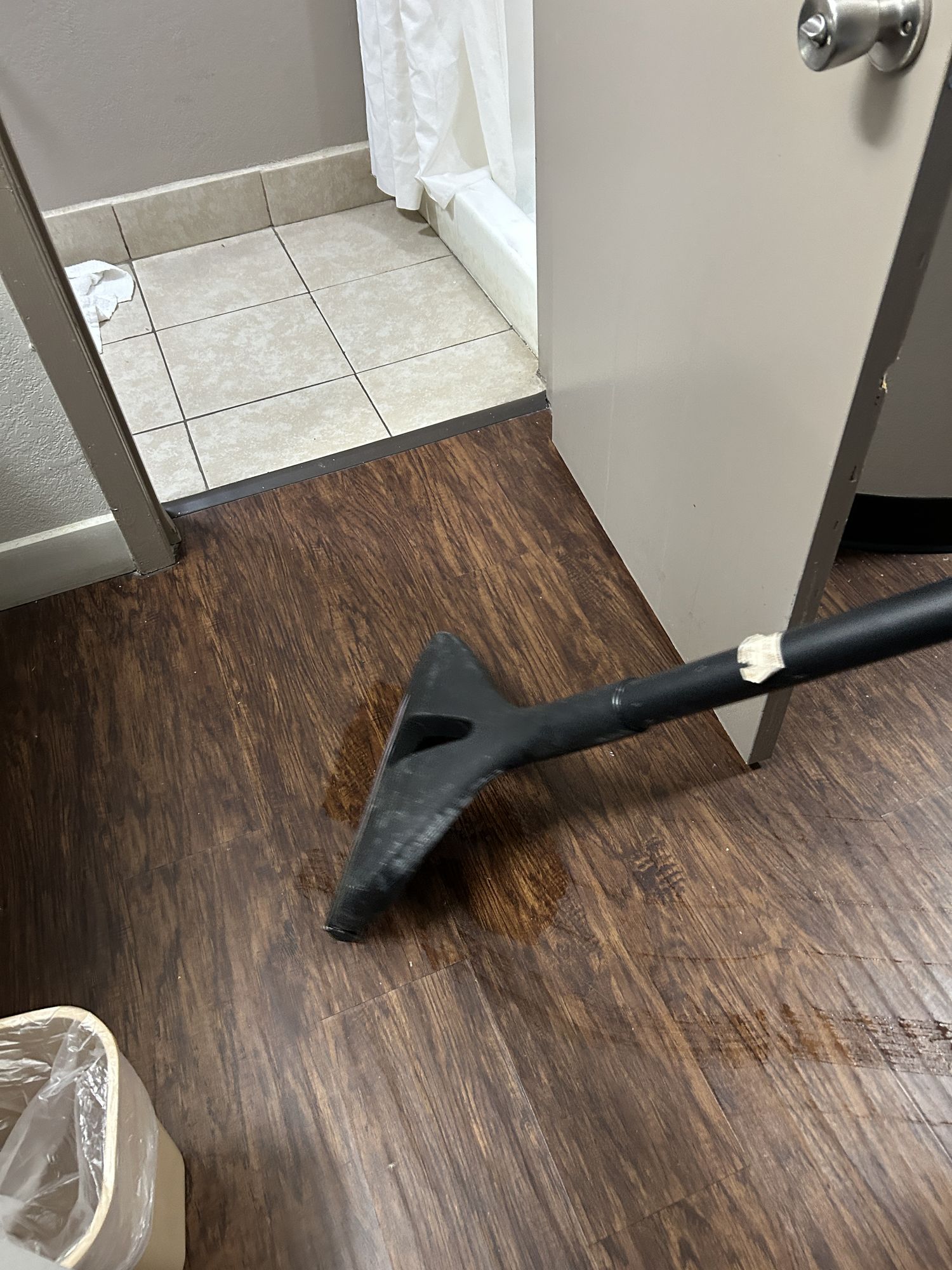 water extraction using a floor wand